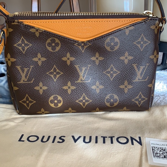 New with tags employees pochettes Louis Vuitton - Picture 3 of 11